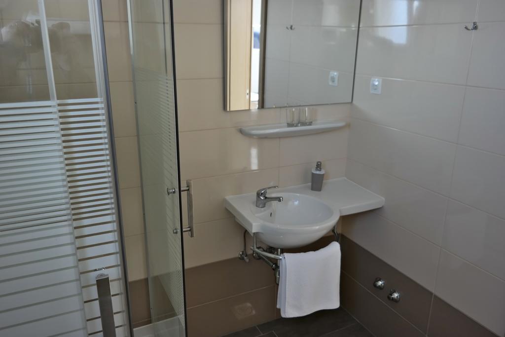 House Natali 70M From The Beach - Free Ev Top Up Ртина Екстер'єр фото