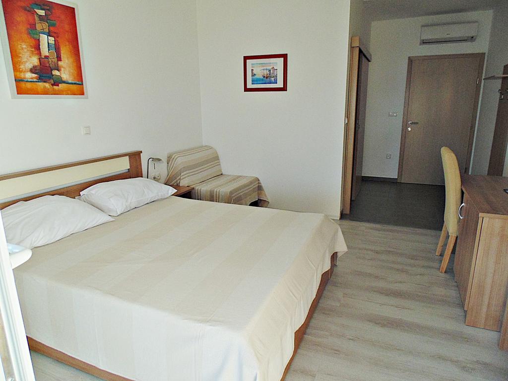 House Natali 70M From The Beach - Free Ev Top Up Ртина Екстер'єр фото
